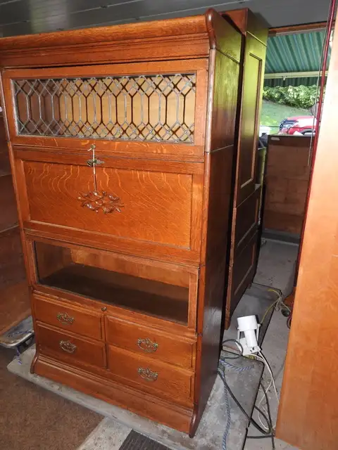 antique barrister bookcase with secretary desk, one lead window in Bookcases & Shelving Units in Hamilton - Image 2