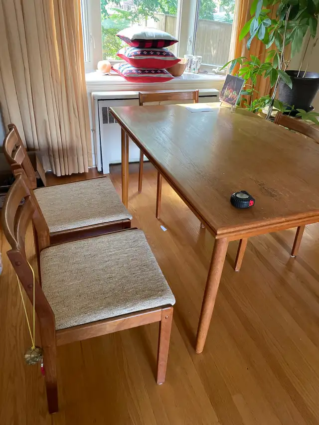 Teak dinning tables and 4 chairs in Dining Tables & Sets in City of Toronto - Image 5