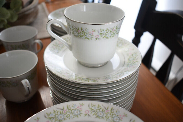 Set de vaisselles en porcelaine Spring time vintage dans Vaisselle et articles de cuisine  à Sherbrooke