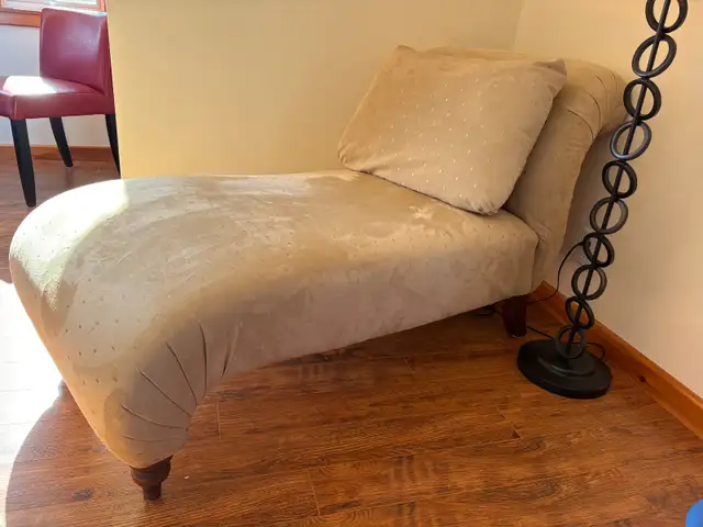 Quality 60" x 30" Chaise Lounge Chair with Pillow in Chairs & Recliners in Summerside - Image 4