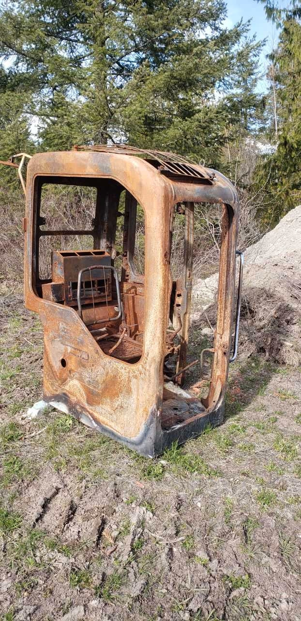 Komatsu 75 excavator cab frame in Heavy Equipment in Kamloops - Image 3