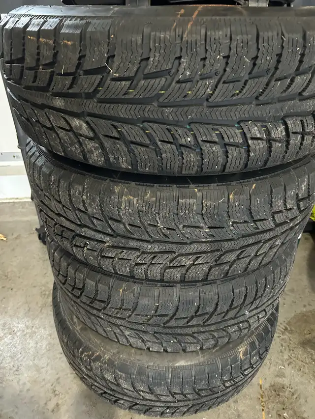 4 pneus d’hiver 225 X 65 R 17 BFGoodrich in Tires & Rims in Lévis - Image 4