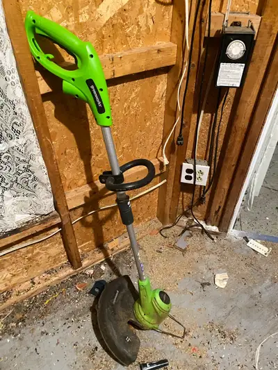 coupe-bordures électrique ( COMME NEUF! ) 25$ VALEUR DE 65$, View more