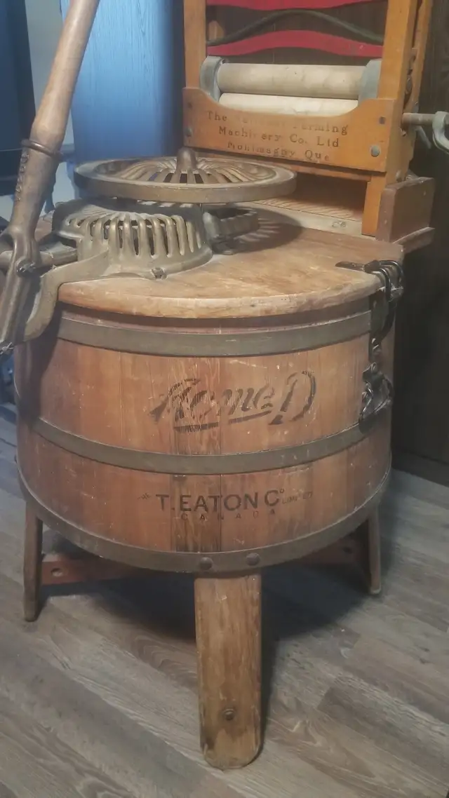 Antiquité, laveuse en bois Eaton in Arts & Collectibles in Lévis - Image 6