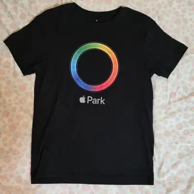 Like-new condition. Size: Small. Pick-up in Pickering. Check out my other listings! :)