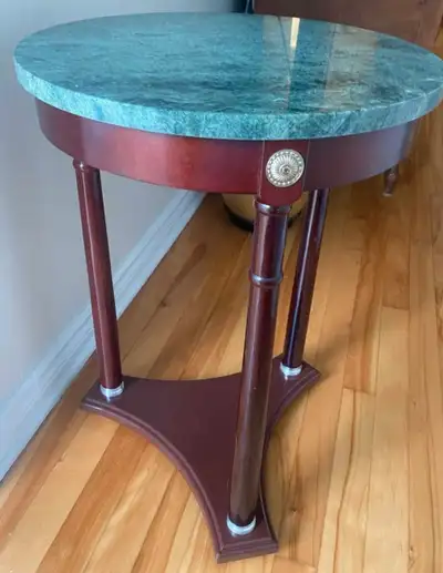 En très Bonne État Table d'appoint Bombay Acajou et marbre 18'' de diamètre et 25'x de Haut