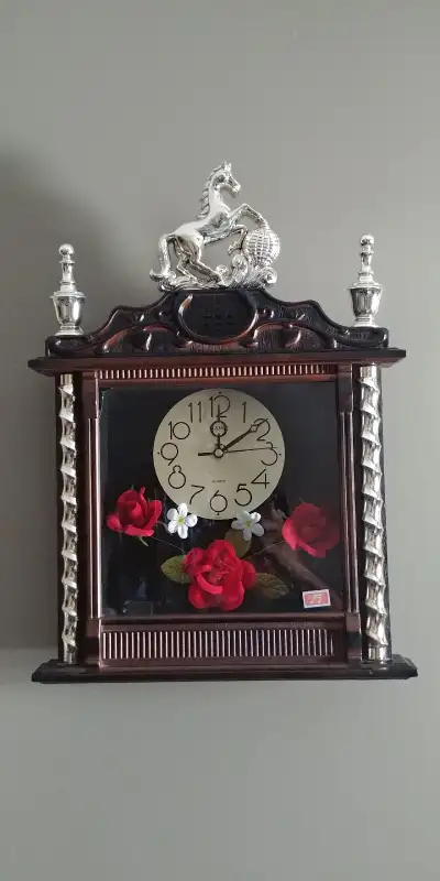 Vintage Clock It's actually a Gold look instead of a Silver look