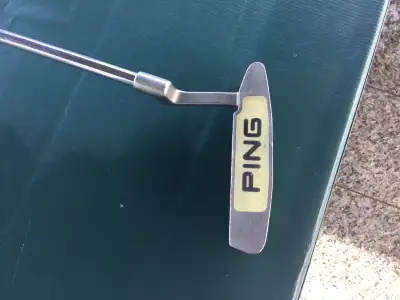 PUTTER PING DROITIER AVEC GROSSE GRIP TIGE DE 32 POUCES.RAMASSE BALLE SUR LE BOUT DE LA GRIP EN EXCE...