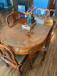 Dining room table & chairs set