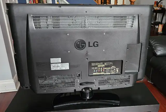 LG TV -  32" HD-TV with HDMI and Remote Control in General Electronics in Ottawa - Image 5
