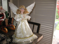 CHRISTMAS TABLE TOP ANGEL FIBER OPTIC BEAUTY. LIKE NEW.