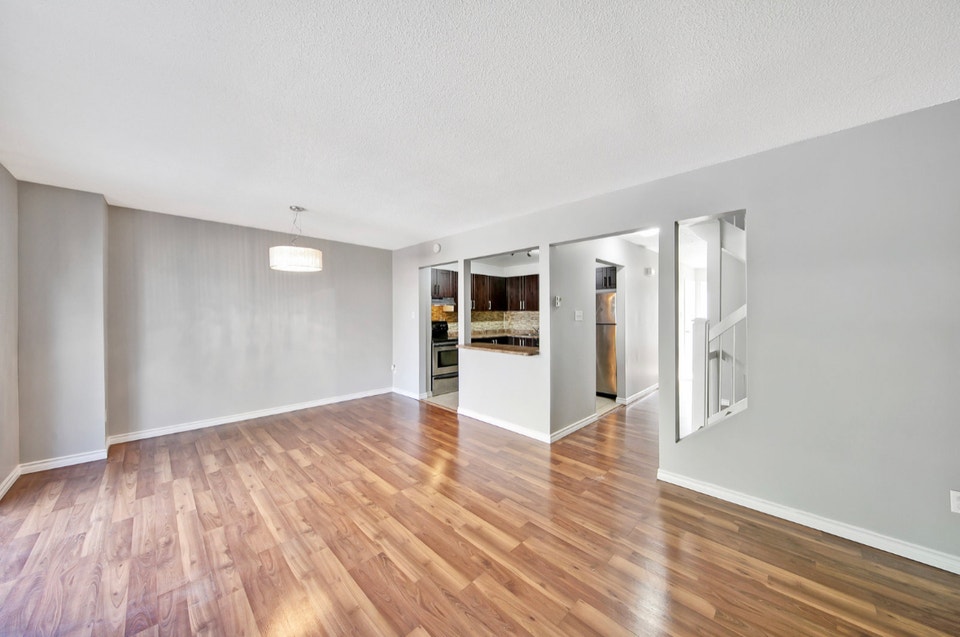 HUGE 3 and 4+DEN Townhouse for Rent for Lease (Meadowvale) 3