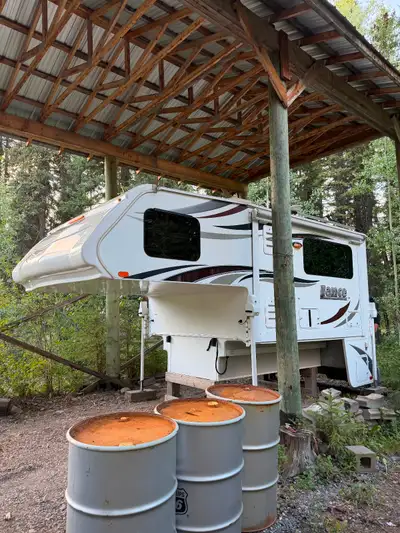 2017 Lance 975 10’4” Truck Camper - Excellent Condition, Roadster Package, single owner. This is a f...