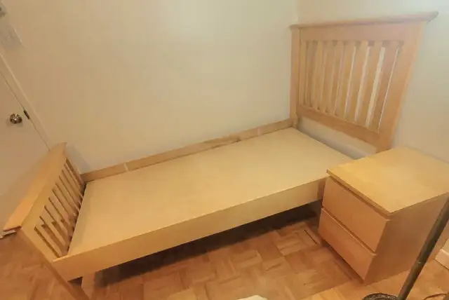 set de chambre lit simple, table chevet, matelas Sealy Posturepe in Other in Granby - Image 7