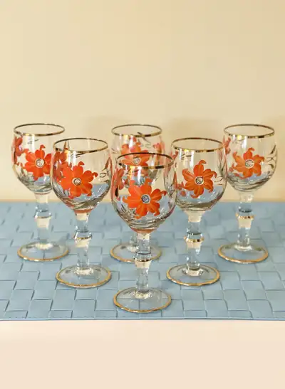 Cet ensemble original des années 1960 compte 6 petits verres à vin en cristal, et il a été fabriqué...