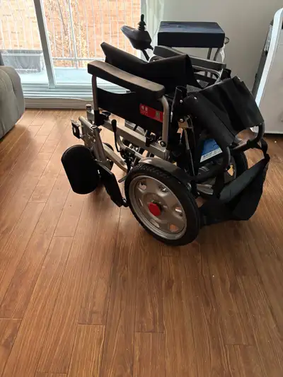 Découvrez cette chaise roulante électrique pliante, idéale pour ceux qui recherchent mobilité et com...