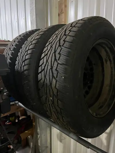 Uniroyal Tiger Paw - 215 65 R16 Winter tires, rims and sensors. Less than 2000 kms on them 95% Threa...