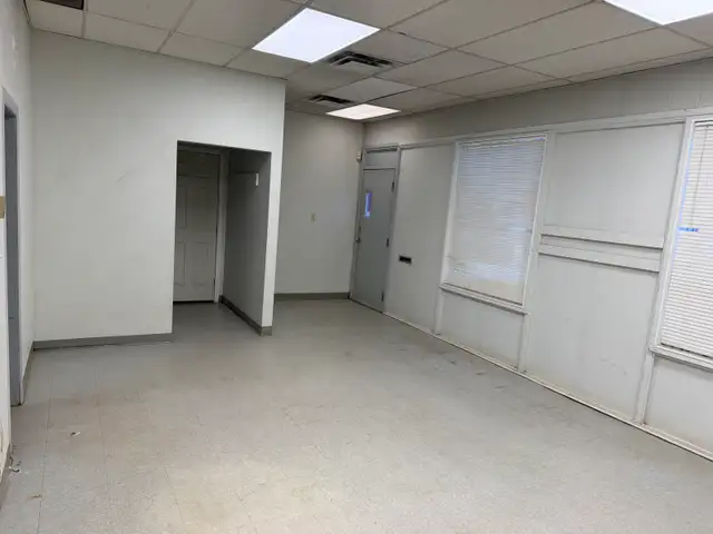 1500 sq/ft Bay, front office
