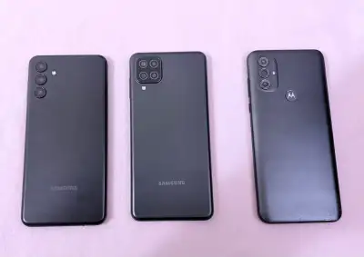 Lot de téléphones Samsung et Motorola 60 chacun fermé, View more