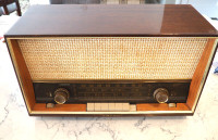 Vintage Graetz Polka 1113 AM/FM Shortwave Solid Woodgrain Radio