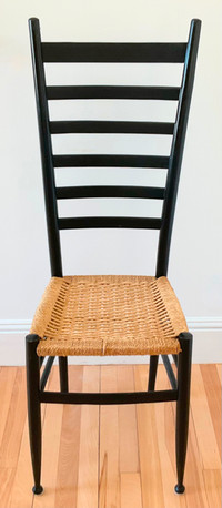 Vintage Collection Magnifique chaise en bois peint et fond rotin
