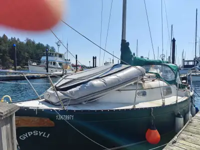 This 25-foot sailboat offers an ideal combination of performance and comfort, perfect for day sailin...