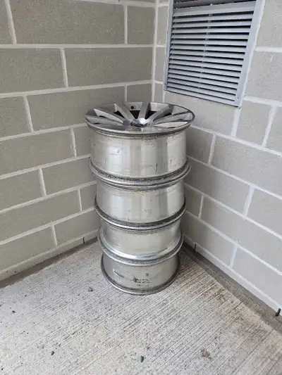 2006 chrysler 300C STR8 Rims. Has some rubs and scraps on them but they home air very good. I have h...