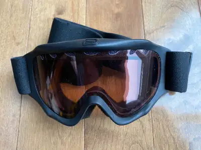 Lightly used Scott Junior Tracer Wintersport Goggles in excellent condition. -No fog -Helmet compati...