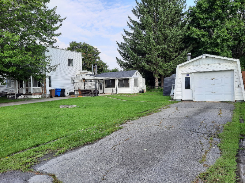 SUCCESSION MAISON A VENDRE AVEC GARAGE DETACHE Maisons à vendre