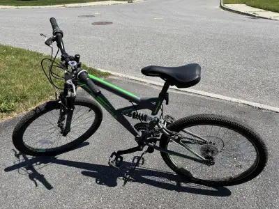 Youth, 24” wheel. 1 year old, is great shape, hardly used. Sells new for $300 when on sale.