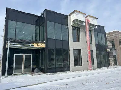 Nouvel agrandissement du batiment situé au 1600 Jean-Lachaîne à Ste-Catherine. Actuellement, deux lo...