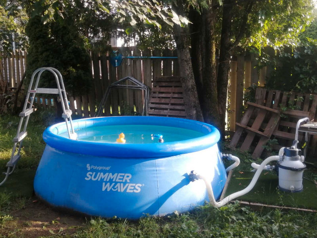 Piscine gonflable 8' avec filtreur dans Spas et piscines  à Ville de Québec