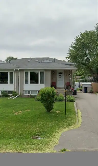 Spacious room for rent in Central Oakville located by Upper Middle and Trafalgar. Central location t...