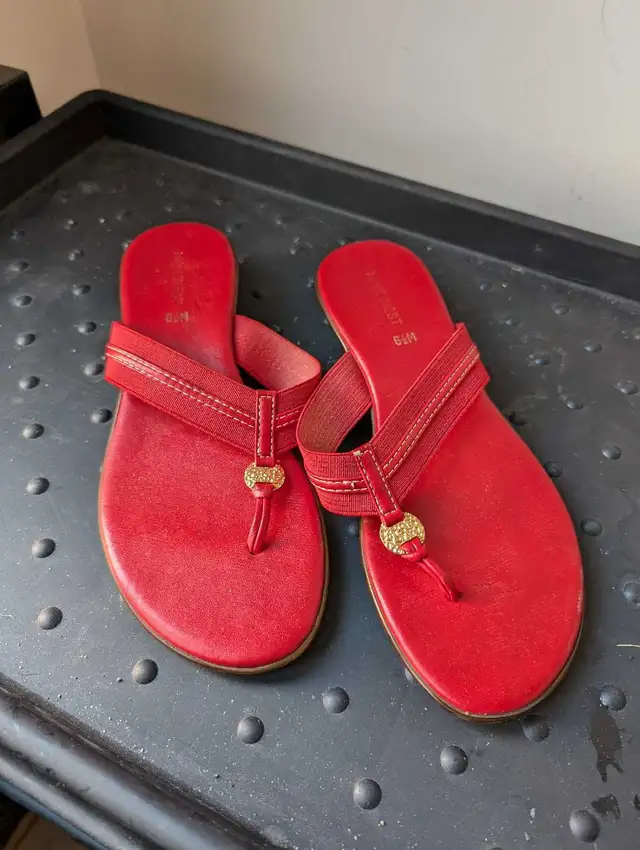 Women's Slippers W6.5 in Women's - Shoes in Mississauga / Peel Region - Image 2