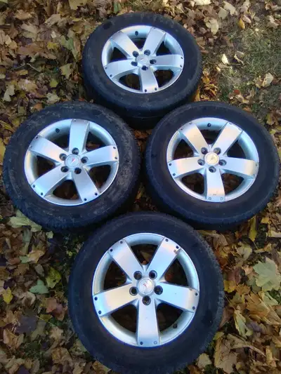 4 pneus été 235/60/17 + jantes original 5 x 115 pneus fini, peut-etre bon pour 1 saison vends pour l...