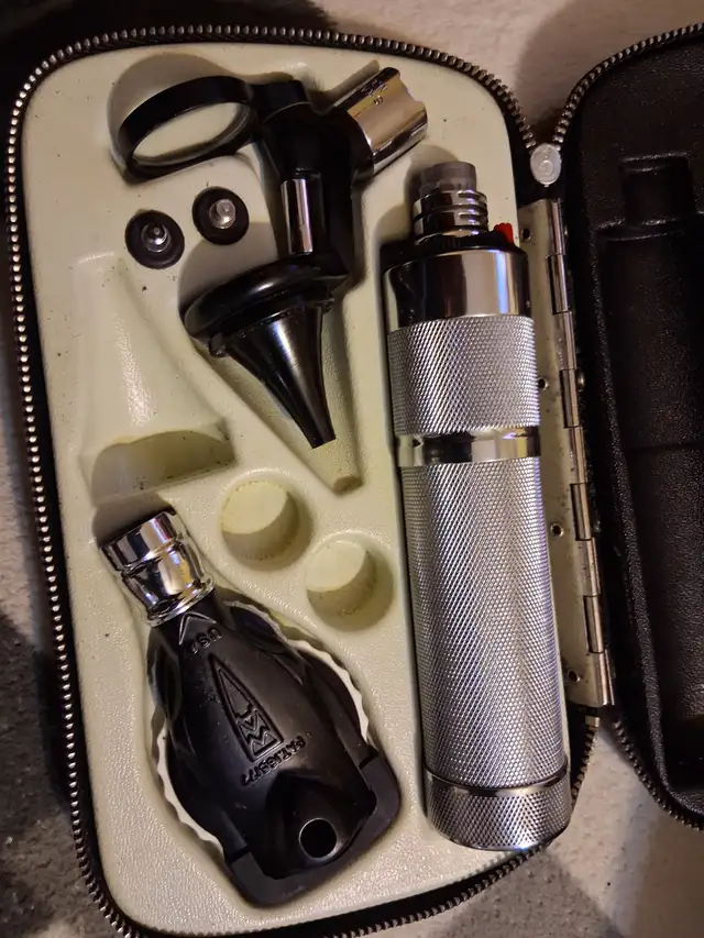 MEDICAL DIAGNOSTIC KIT- WELSH ALLYN- WITH CARRYING CASES.EXC CON in Health & Special Needs in City of Toronto - Image 4