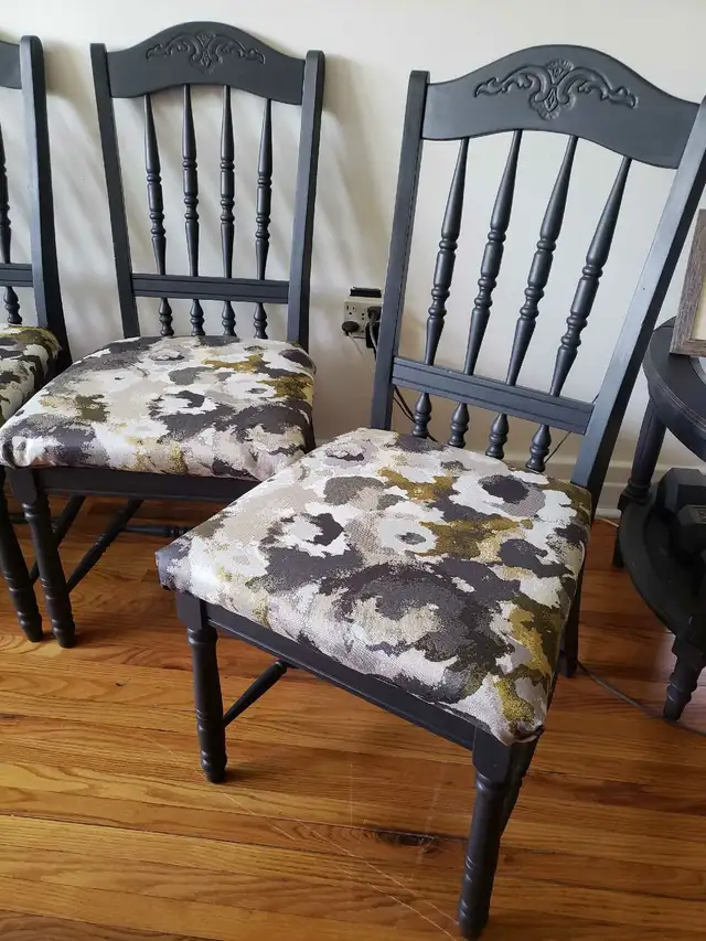 Beautiful Refinished Solid Wood Antique Dining Chairs - Set of 5 in Dining Tables & Sets in Kingston - Image 5