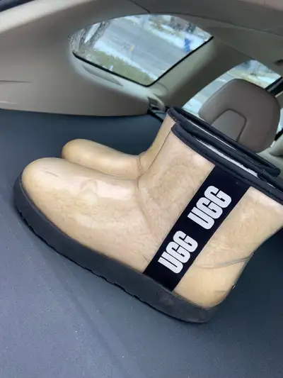 Step out in style with these used UGG clear boots, a fashionable and functional choice for any weath...