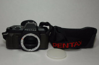 Deux appareils photo Pentax P30N et Nikon F-801