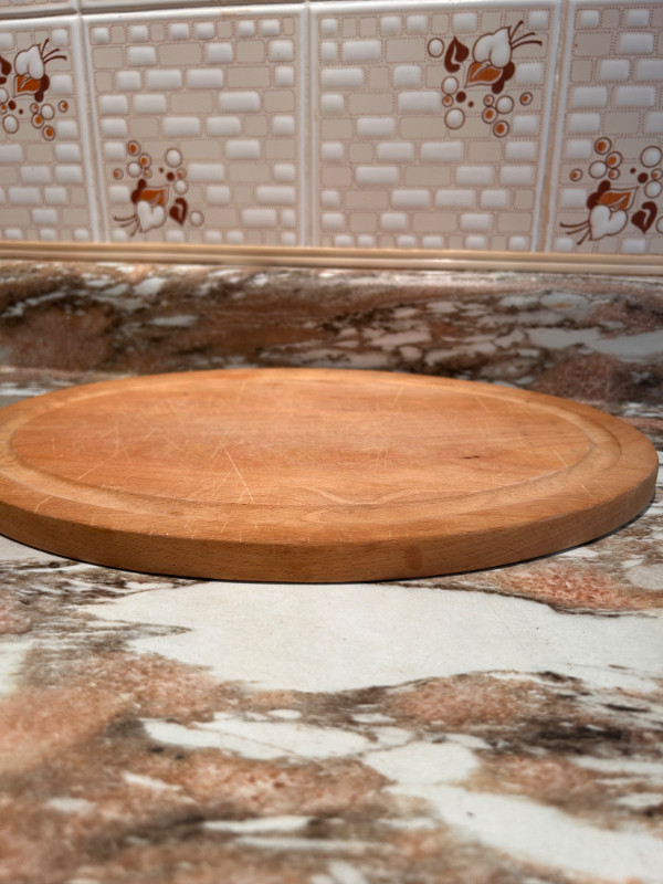 Princeville Wood Oval Cutting Board 13x9.5” in Kitchen & Dining Wares in Winnipeg - Image 3