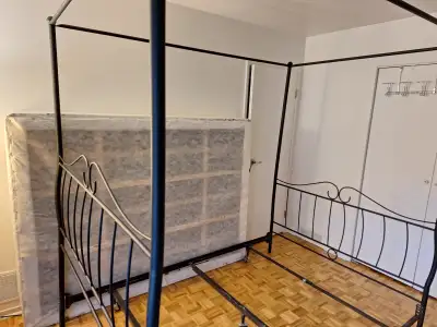 Queen size four-poster bed frame. Lit à Baldaquin grand l;it., View more