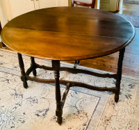 Gate-legged Antique walnut table. Supreme condition. Patina,