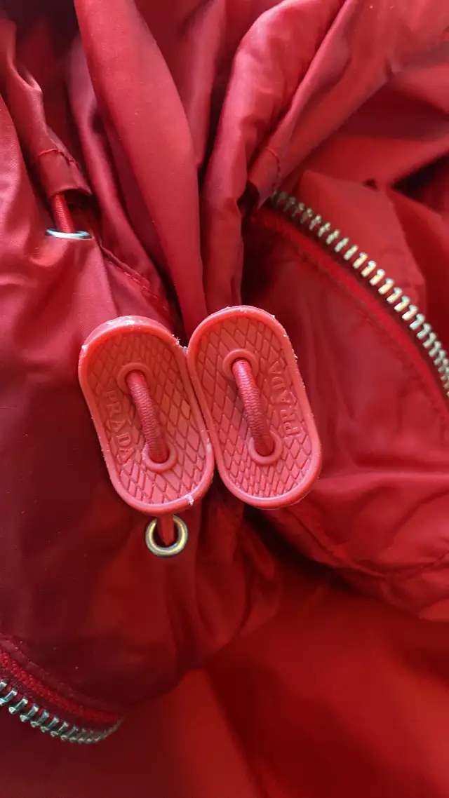 Prada Veste Rouge Windbreaker in Men's in Mississauga / Peel Region - Image 9