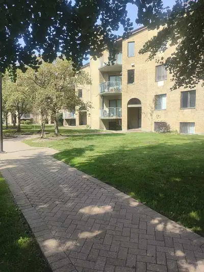 Bonjour,belle chambre disponible en colocation dans un beau grand condo avec mezzanine et 2 salle de...