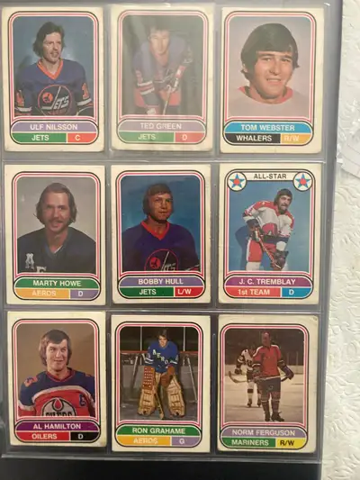 1975-76 WHA hockey lot 38 cards featuring Bobby Hull and Marty Howe. The cards are in excellent cond...