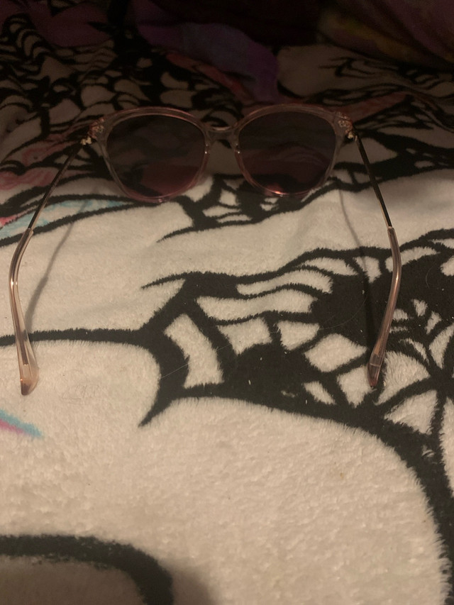 Sunglasses in Bags & Luggage in Swift Current - Image 3