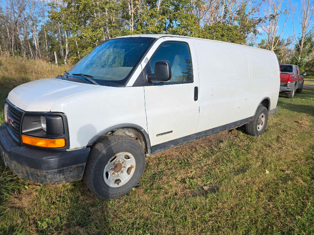 2004 GMC SAVANA 3500 6.0L in Cars & Trucks in Calgary - Image 3