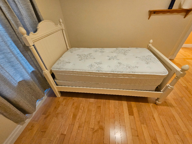 5 Piece Twin Bedroom Set in Enfield in Beds & Mattresses in Bedford - Image 4