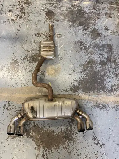 Oem golf r exhaust Came off 2017 golf r Fits mk7 golf r Selling because I installed an aftermarket e...