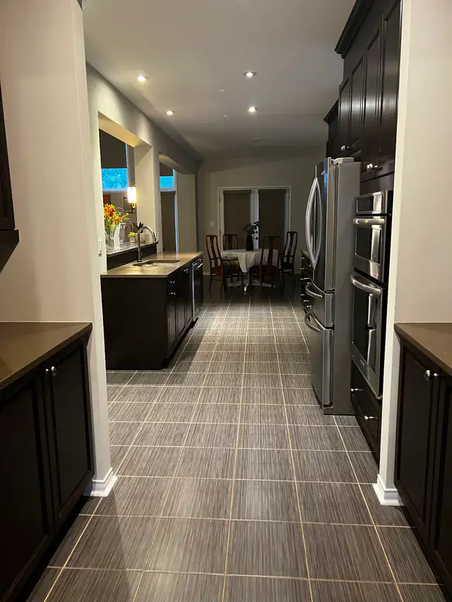 Full maple kitchen with appliances and counter in Cabinets & Countertops in Markham / York Region - Image 6